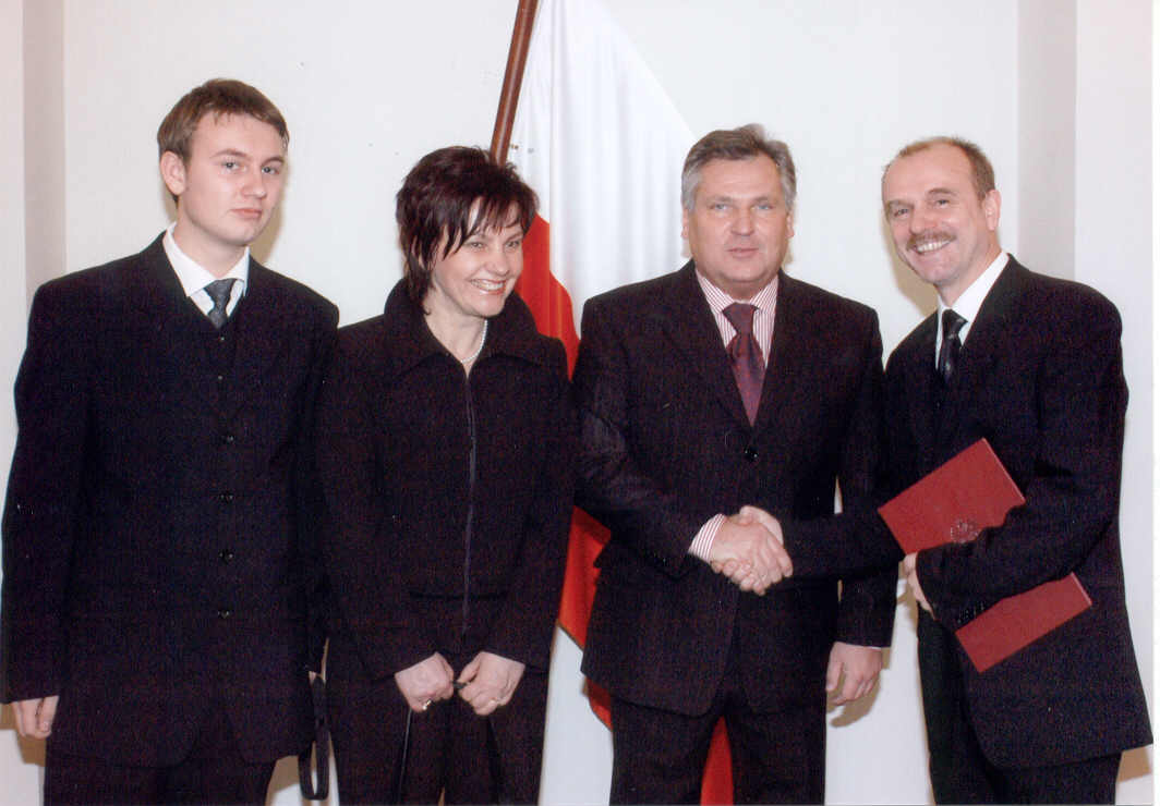 Profesor Józef Jonak wraz z Rodziną odbiera gratulacje od prezydenta Kwaśniewskiego