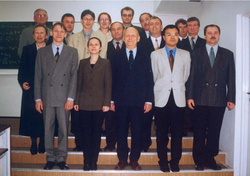 Stoją od lewej w pierwszym rzędzie: E. Sasimowski, D. Mazur, R. Sikora, Xu Zhongpei, B. Samujło; w drugim rzędzie od lewej: I. Sasimowska, T. Klepka, E. Pyszniak, J.W. Sikora, S. Biaduń; w trzecim rzędzie od lewej: K. Kuszewski, T. Garbacz, A. Krzyżak, T. Jachowicz, J. Lakutowicz, J. Runowicz.